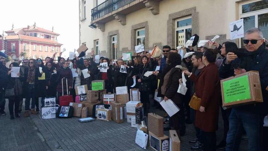 Funcionarios de Xustiza, ayer, en A Coruña, ante la Delegación del Gobierno en Galicia.