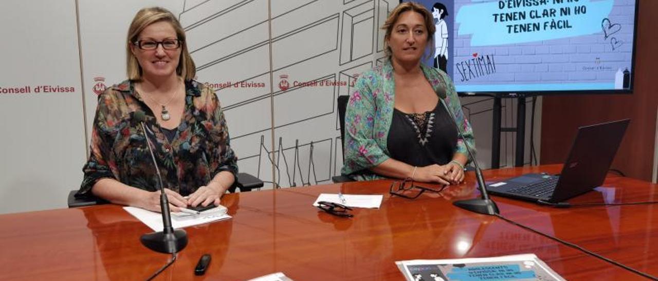 Carolina Escandell y Belén Alvite en la presentación del informe del Cepca acerca de adolescentes y el colectivo LGTBI.