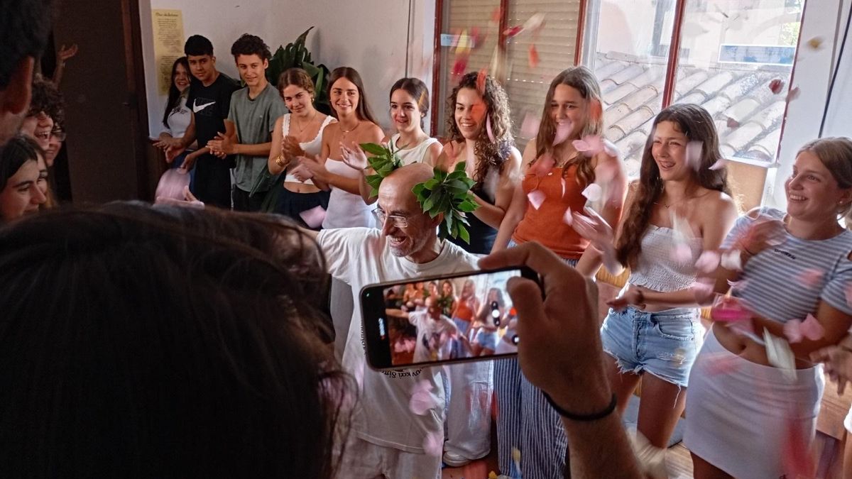 VÍDEO | La última clase de Pep Campillo: el profesor de Clásicas sale del IES Joan Alcover con corona de laurel y bajo una lluvia de pétalos