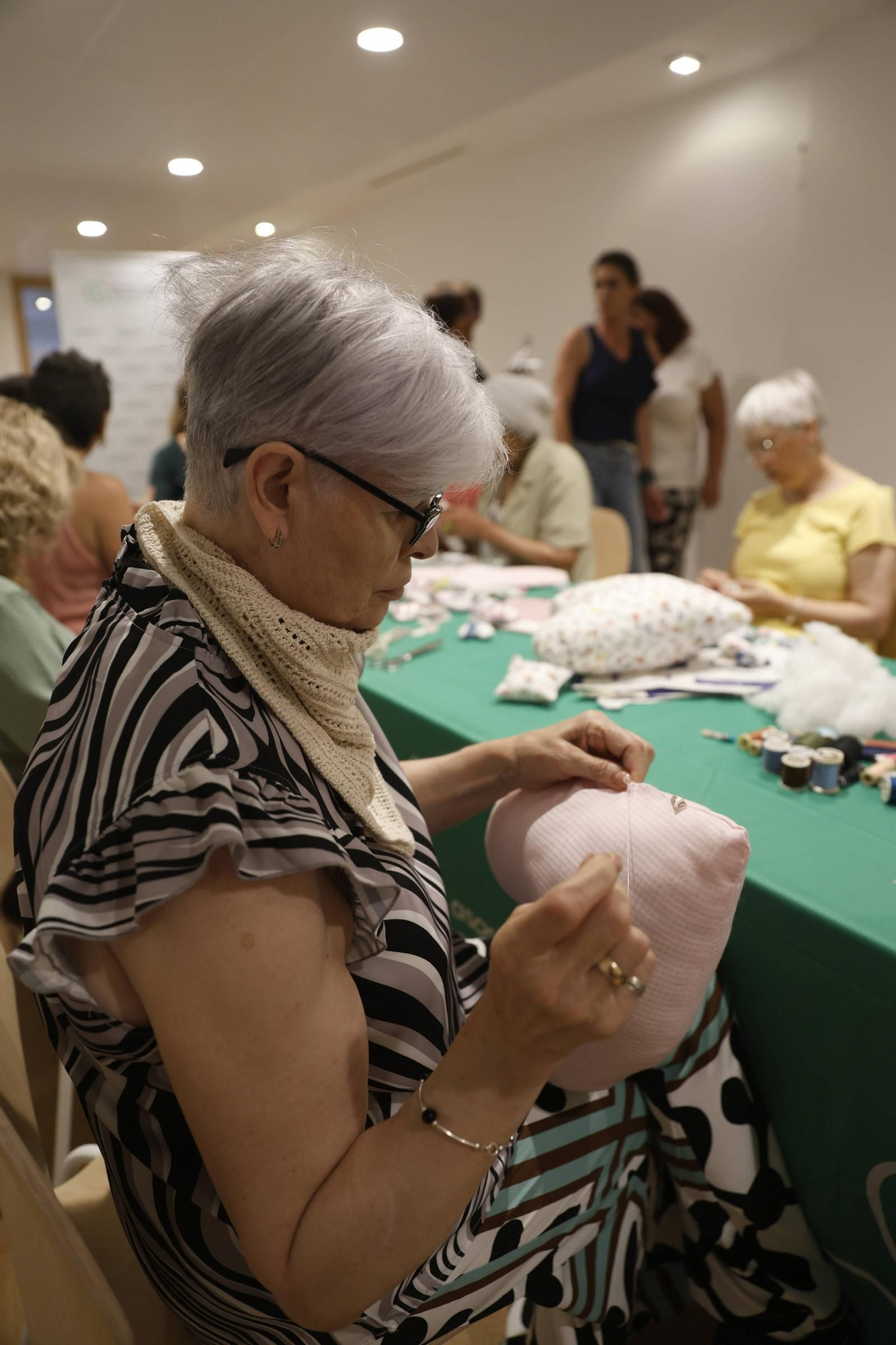 Corazones llenos de compañerismo en Gijón para mujeres operadas de cáncer de mama (en imágenes)