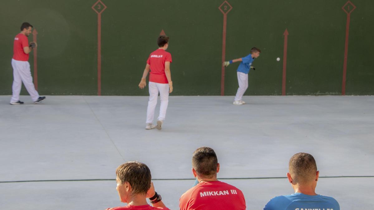 Los pelotaris mallorquines en el Frontón de Sineu.