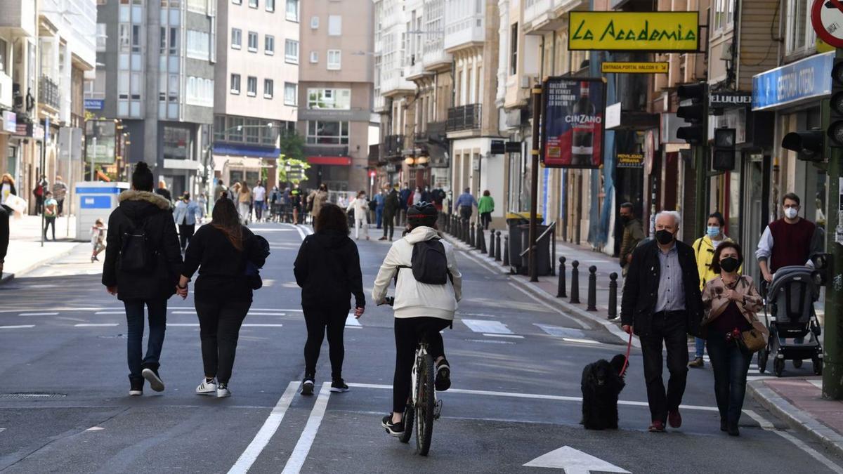 Vecinos pasean por San Andrés en su peatonalización los fines de semana.   | // VÍCTOR ECHAVE