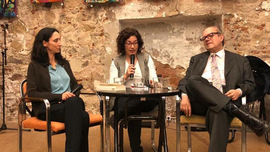 D&#039;esquerra a dreta, Valèria Gaillard, Lídia Penelo i Pere Gimferrer durant la presentació de &#039;Marceline Desbordes-Valmore, poemas elegidos&#039;