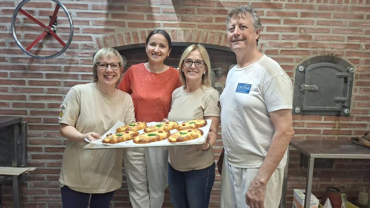 L'equip del Llonguet de Peralada amb coques de Sant Joan.