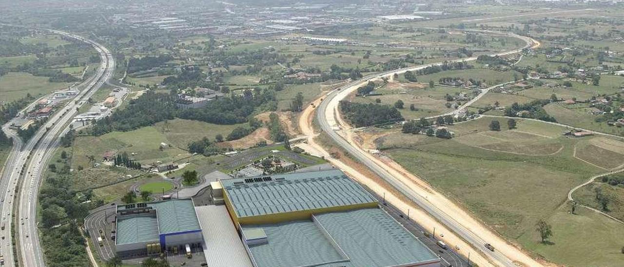 Imagen aérea de archivo del complejo logístico de Alimerka en Llanera, tomada cuando aún estaba en obras la autovía AS-II Oviedo-Gijón.