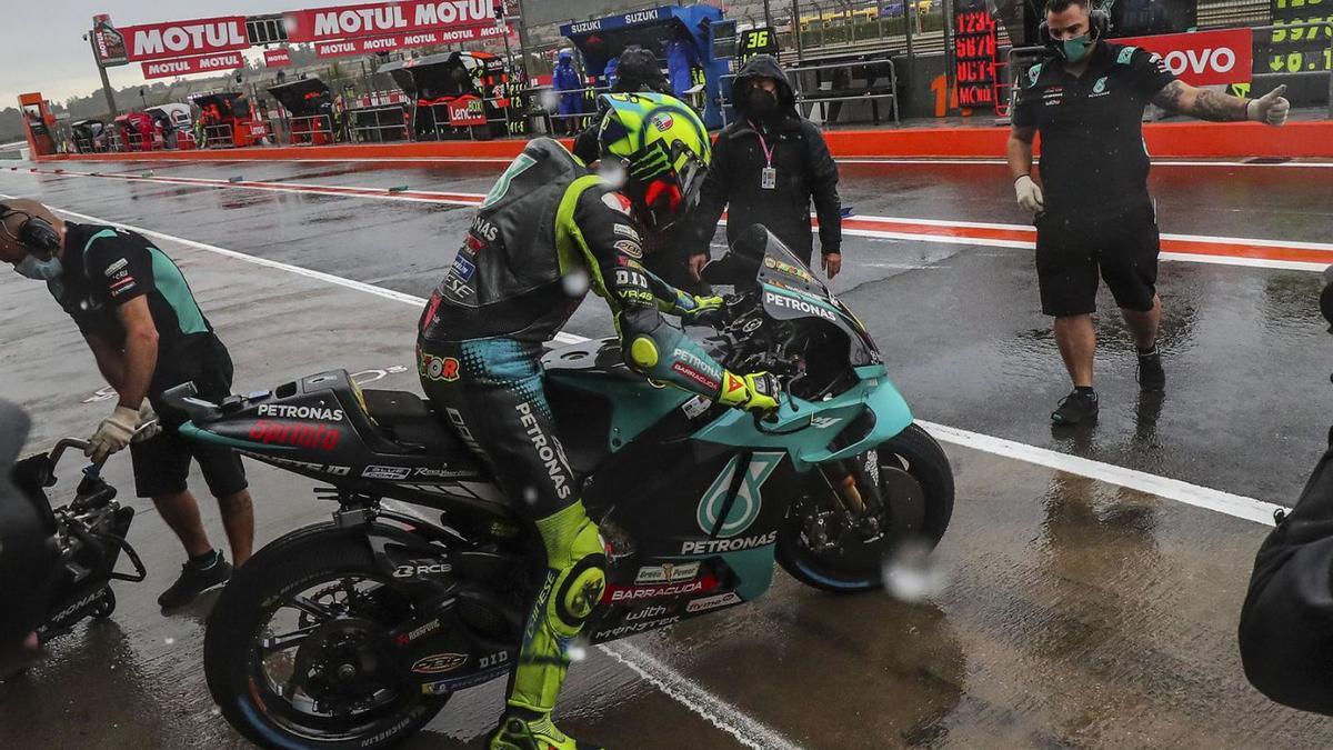 Valentino Rossi apenas dio tres vueltas por la mañana en una sesión marcada por la lluvia. | F. CALABUIG