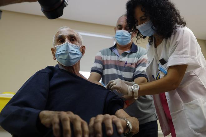 Vacunación contra la gripe y refuerzo de covid para mayores de 80 años