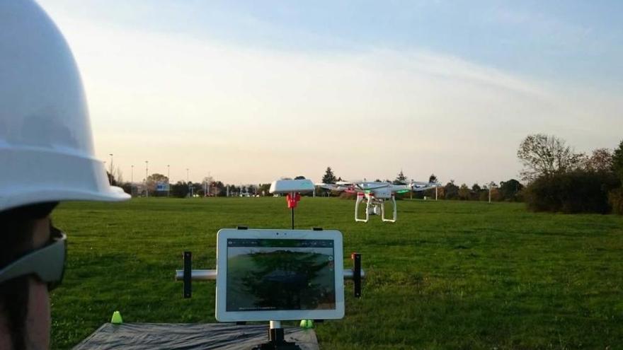 Tres momentos de las prácticas de campo: la maniobra de despegue, el seguimiento desde tierra y el cuadro de control de un dron. falcon air academy