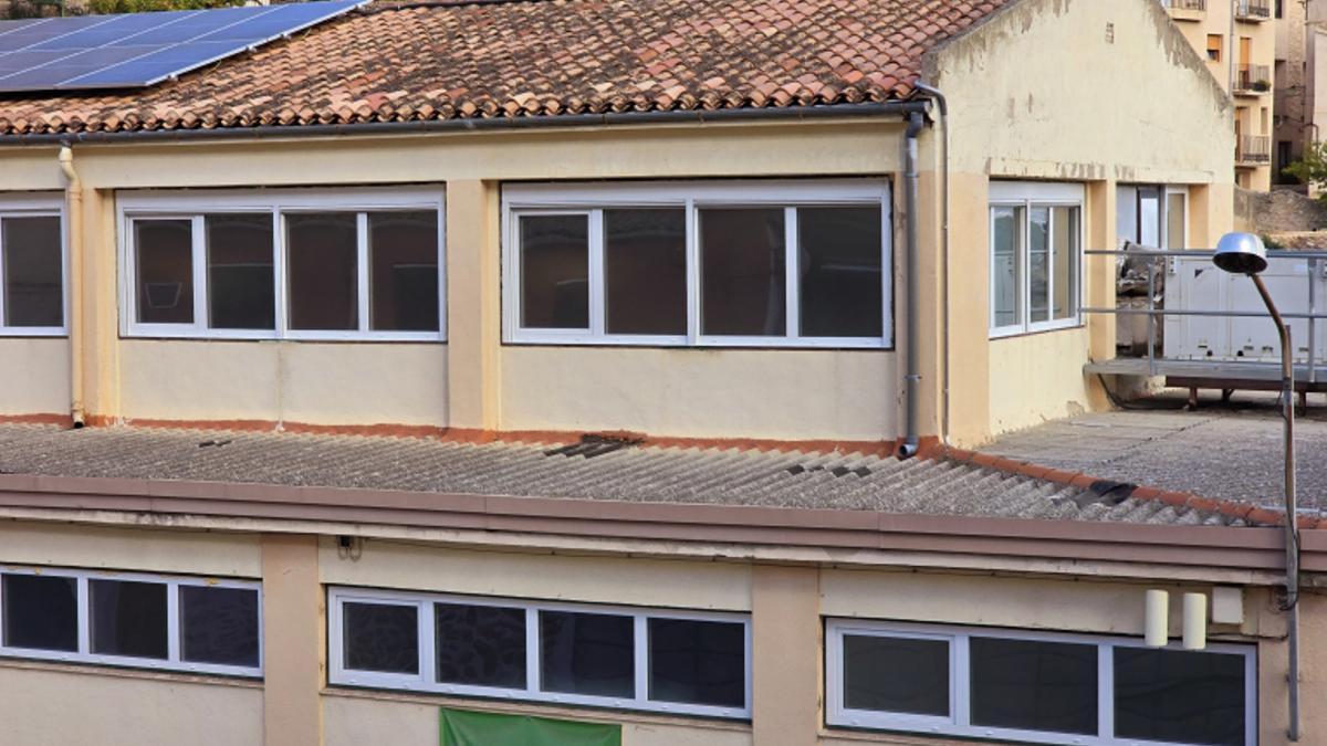 Vista exterior del mercado de Bocairent con las ventanas nuevas.