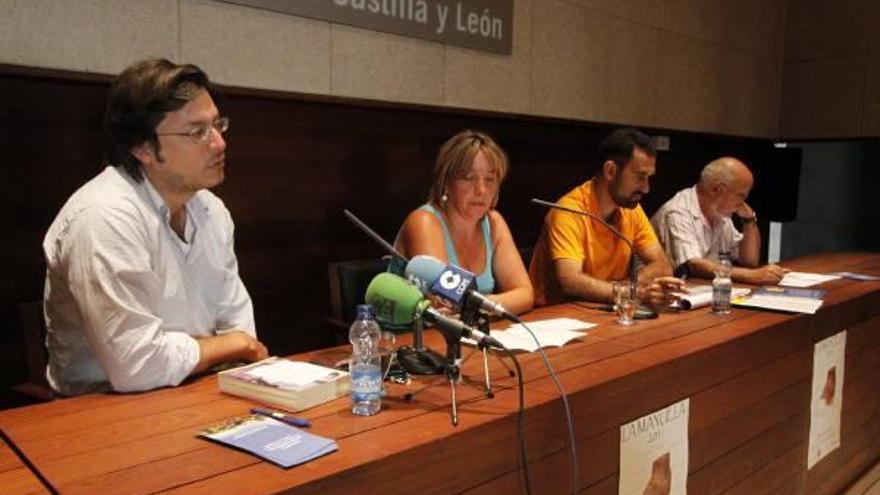 De izquierda a derecha, Gabriel Arriarán y los miembros de la asociación cultural «La Mayuela» en rueda de prensa.