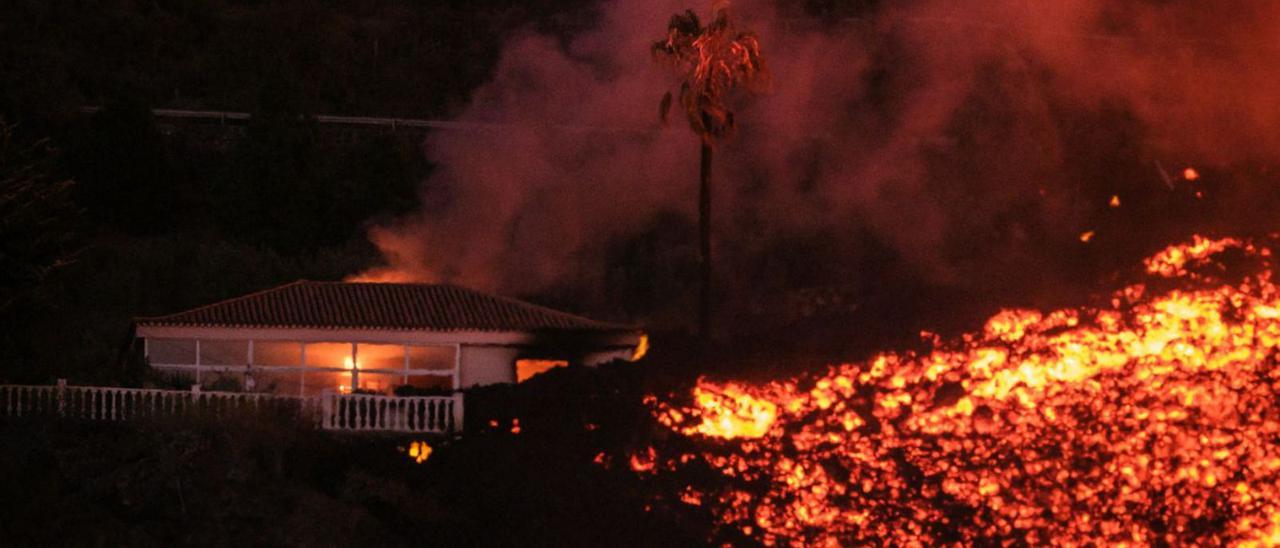 Una gigantesca colada arrasa una vivienda en el Valle de Aridane.