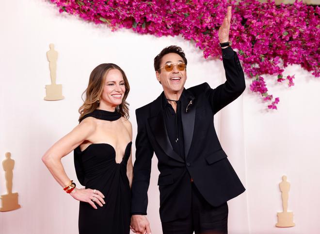 Robert Downey Jr y su esposa, Susan Levin, en los Premios Oscar 2024