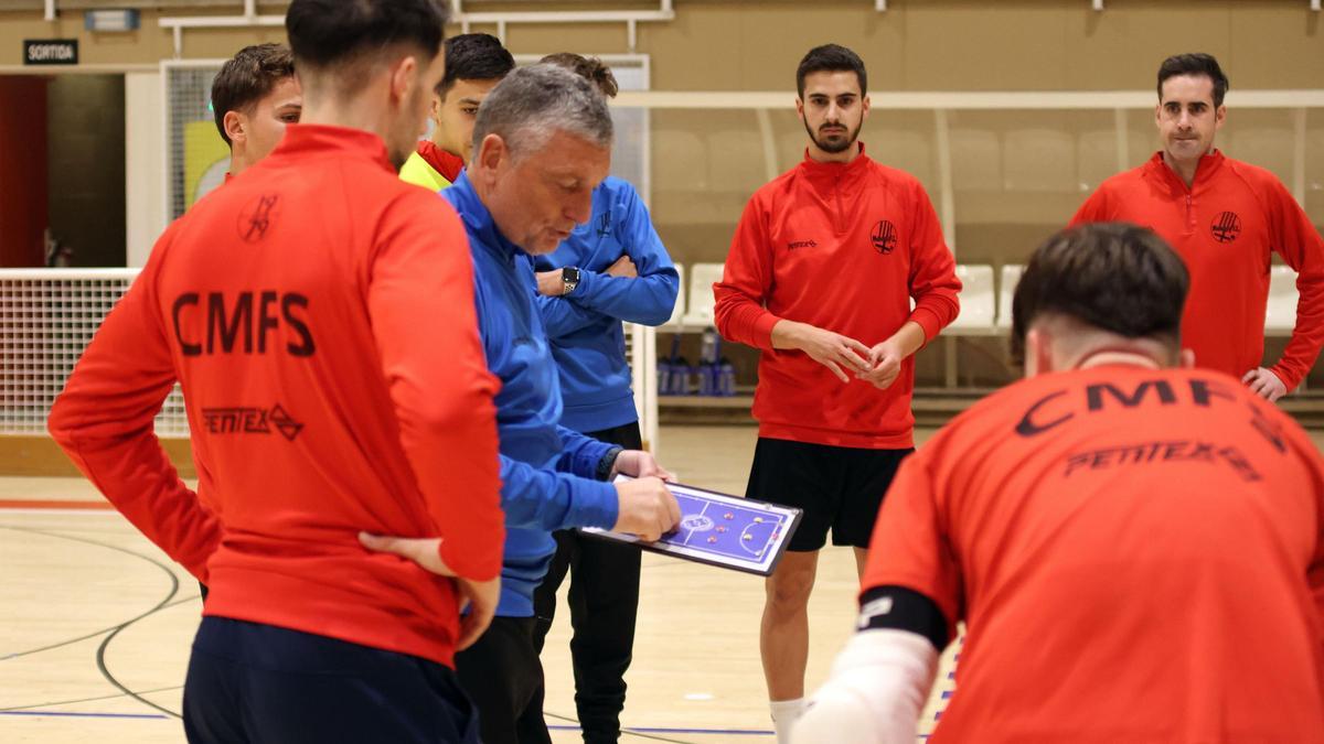 Paco Cachinero dona instruccions a la plantilla, a l'entrenament de dimarts