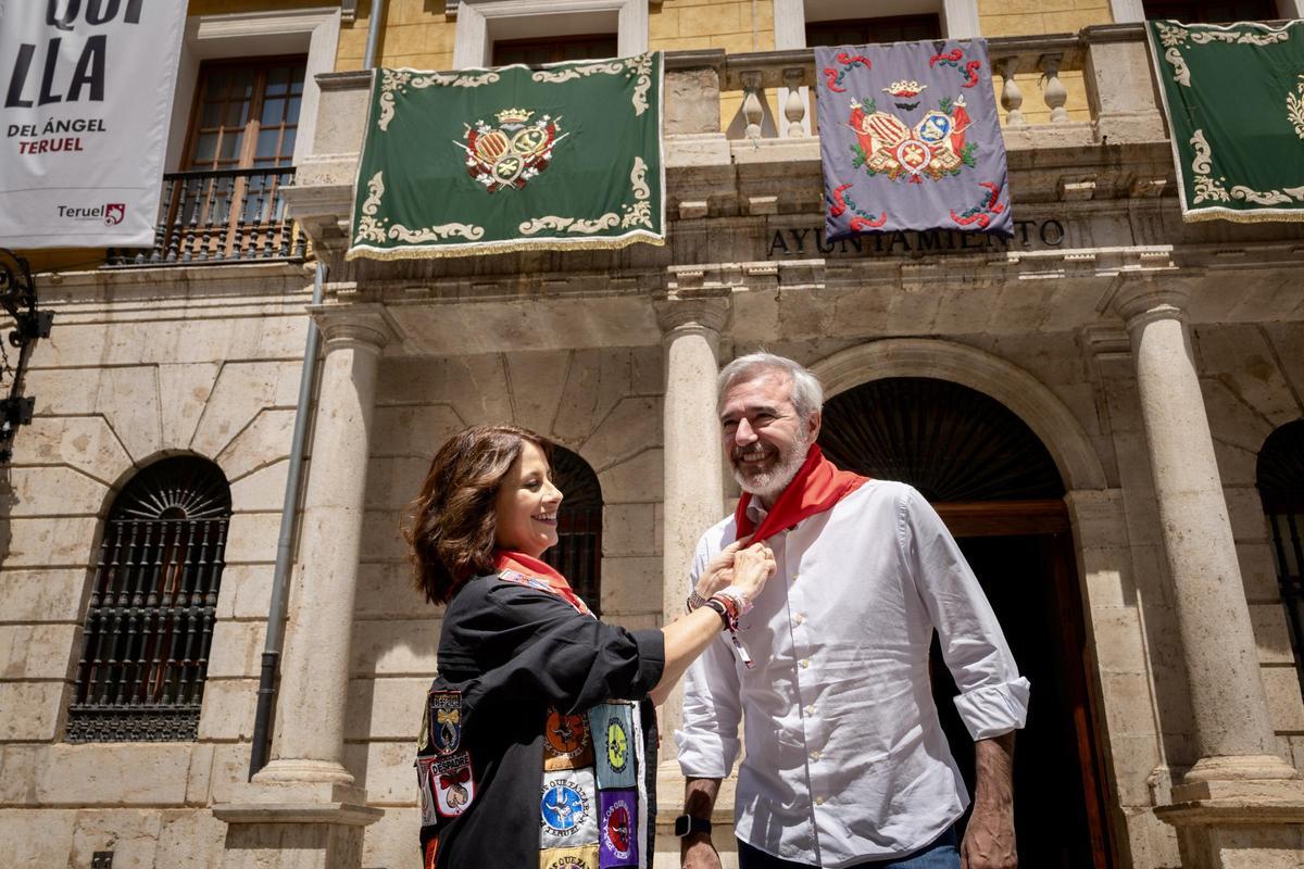 Emma Buj coloca el pañuelico al presidente de Aragón, Jorge Azcón.