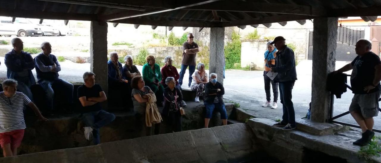 Reunión de los vecinos en el lavadero de Vilaxoán.   | // FARO