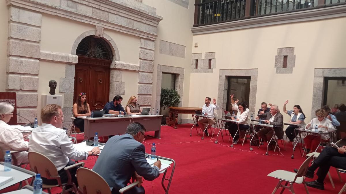 Un momento de la primera sesión plenaria del nuevo mandato en el Ayuntamiento de Llanes