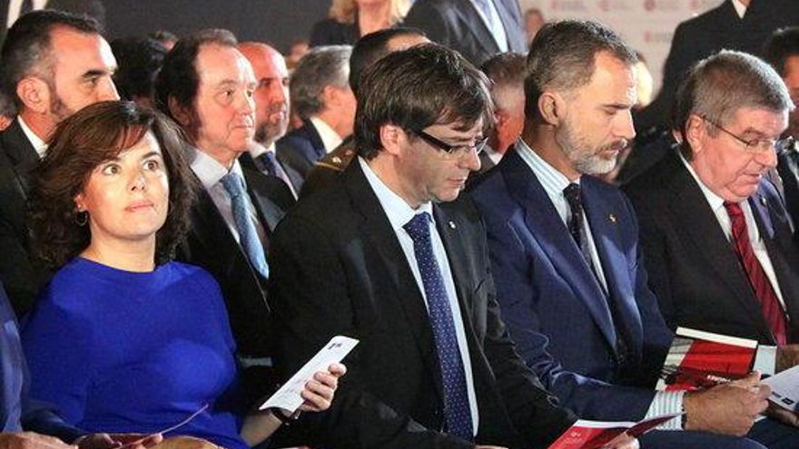 Felip VI, Carles Puigdemont i Soraya Saénz de Santamaría