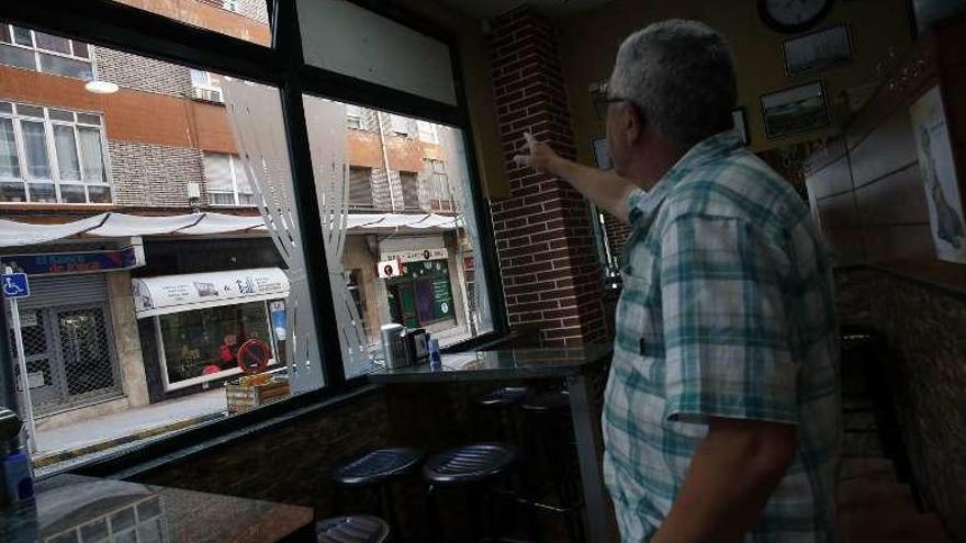 Henarejos señala el lugar del bar Heidi por el que entraron los cacos.