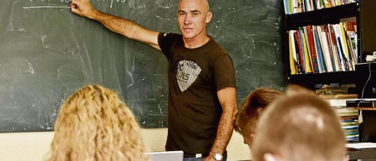 El profesor Bonin en una de las aulas de la academia que regenta desde hace 20 años en el barrio de San Blas.