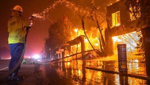 Tres incendis a Los Angeles deixen almenys dos morts i 80.000 evacuats