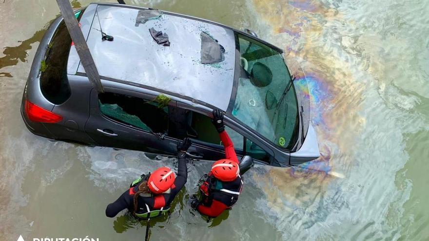 Un coche se precipita al Canal Imperial en Gallur