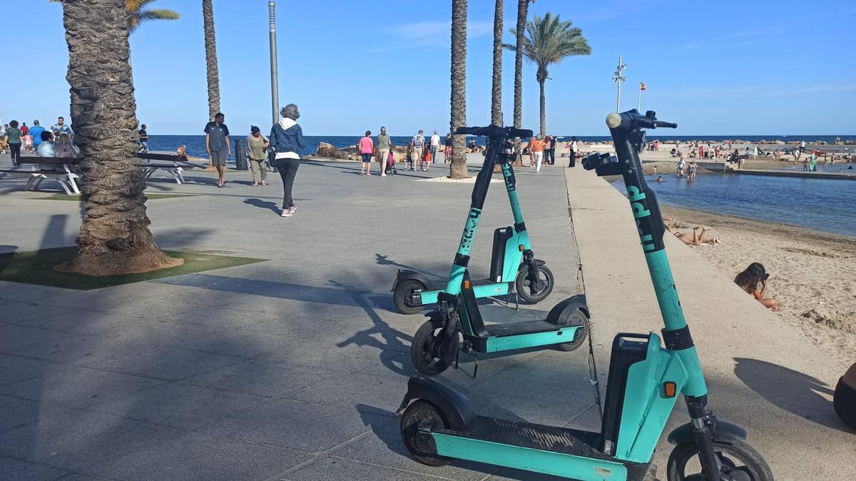 Patinetes eléctricos en alquiler sin licencia municipal de ocupación de la vía pública este verano en el principal paseo marítimo de Torrevieja