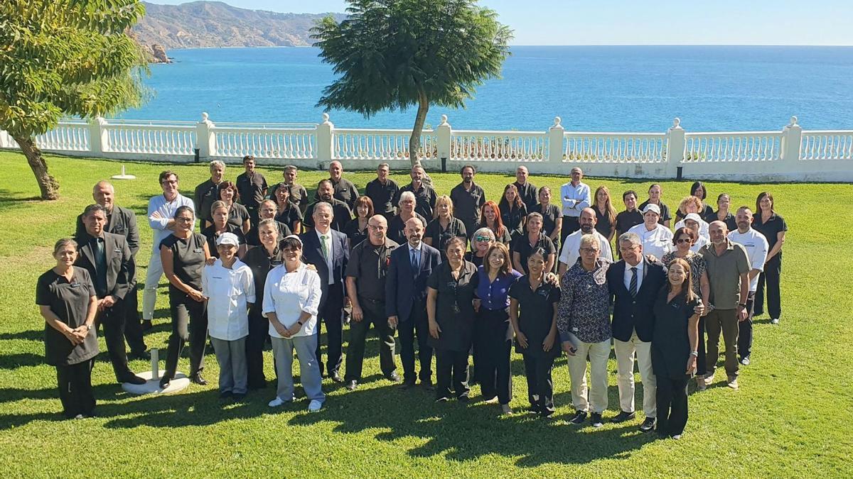 Autoridades nacionales, provinciales y locales acompañaron a parte de la plantilla del Parador de Nerja en la tradicional foto de familia.