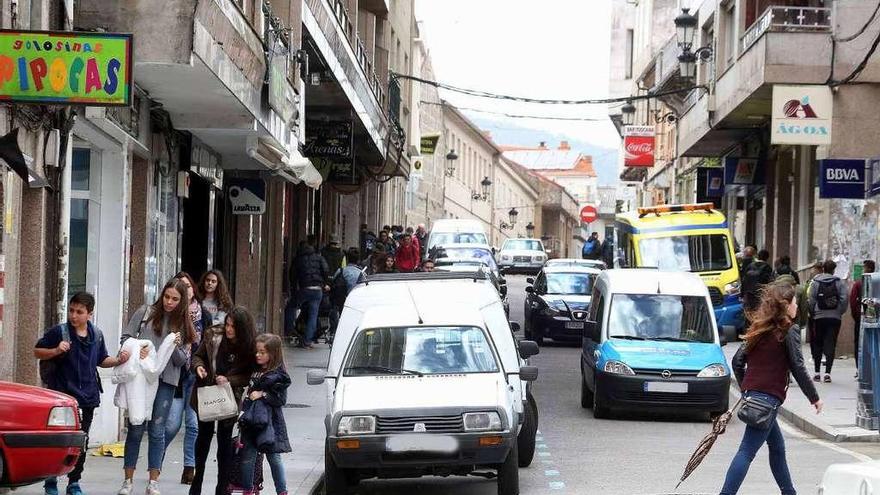 Vehículos circulando por el centro urbano de Ponteareas. // Faro