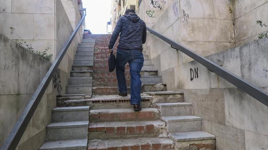 Vecinos piden el arreglo de las escaleras que llevan a la calle Obispo Segura Sáez