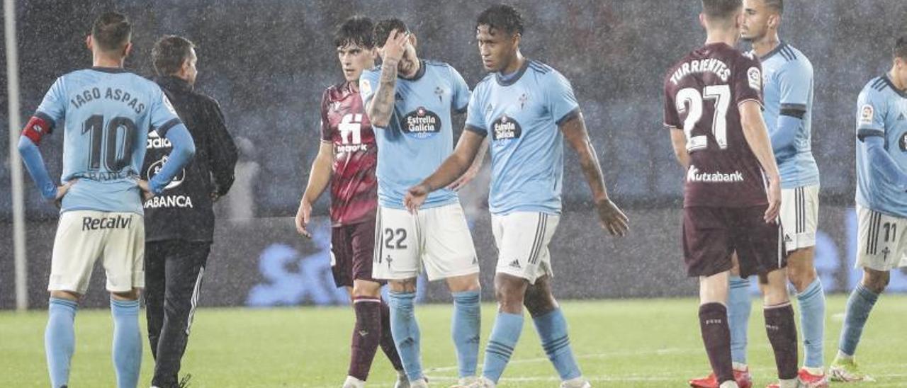 Los jugadores del Celta se lamentan tras la derrota sufrida ante la Real Sociedad. |  // RICARDO GROBAS