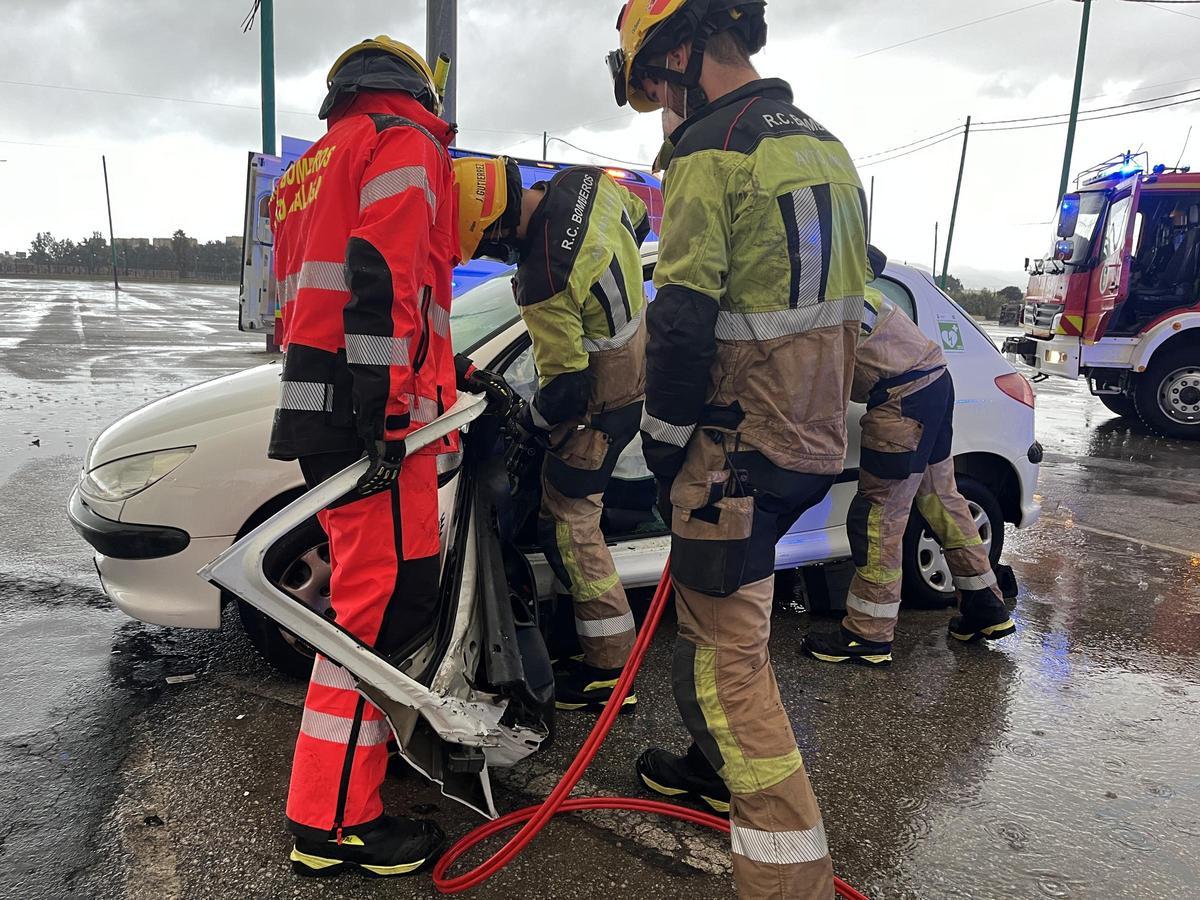 Bomberos trabajan en la excarcelación de una conductora, durante el simulacro de seísmo en Málaga.