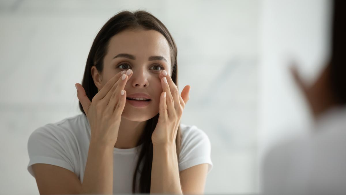 Los maquilladores tienen un truco para aplicar el corrector en las ojeras y que quede perfecto