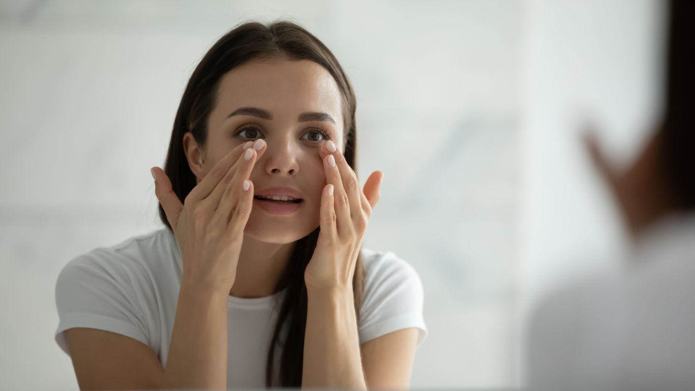 Cómo aplicar el corrector de maquillaje en las ojeras