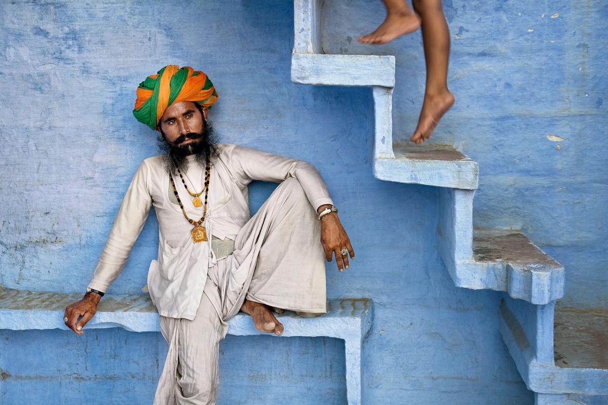 Hombre junto a unas escaleras en Rajastán, India. 2005.