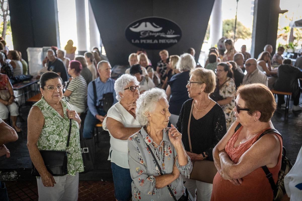 Los asistentes esperando para entrar a la sala de cine.jpg