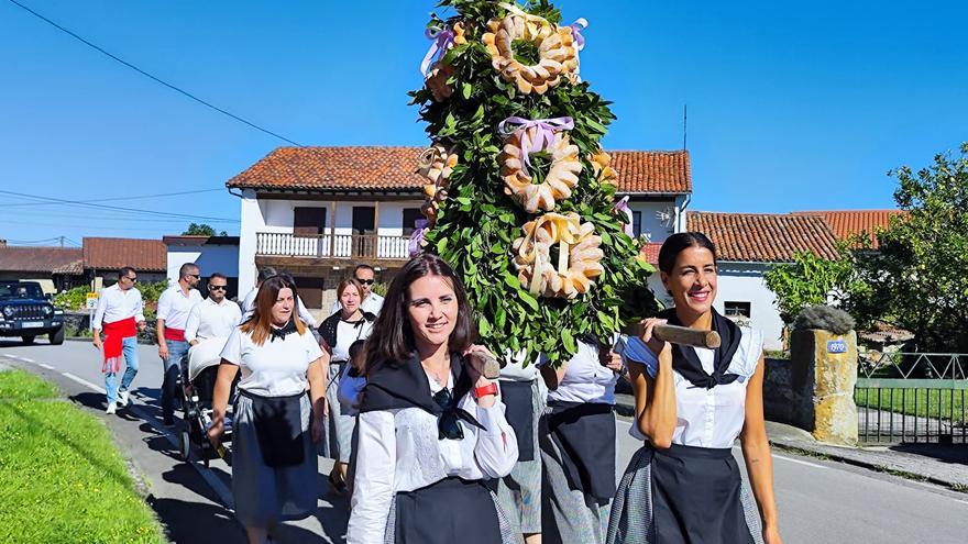 El traje mariñán vuelve a lucirse en Quintes por San Antonio