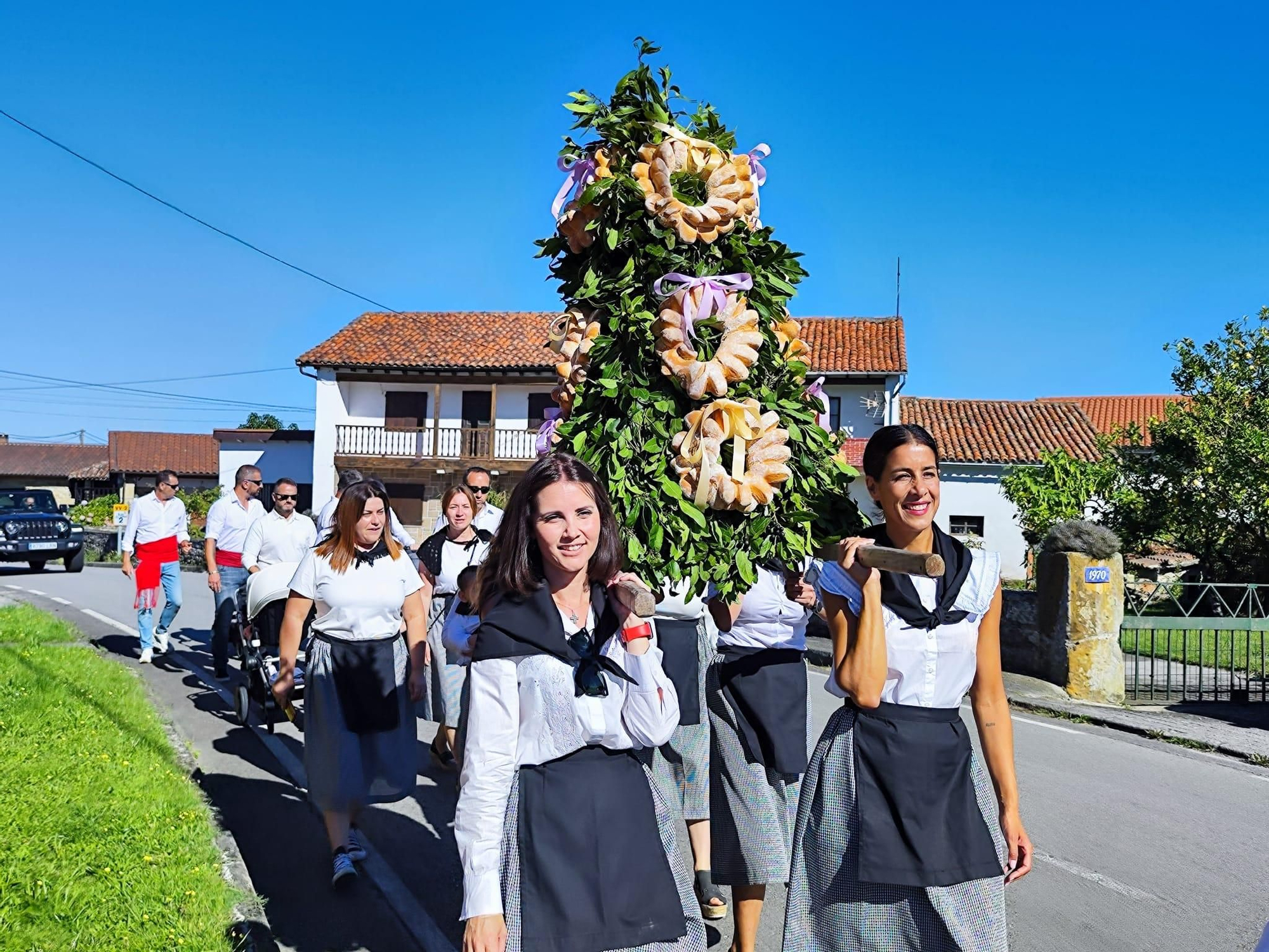 El traje mariñán vuelve a lucirse en Quintes por San Antonio