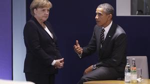 Angela Merkel y Barack Obama conversan en un descanso de la cumbre del G-20, el pasado 4 de noviembre, en Cannes.