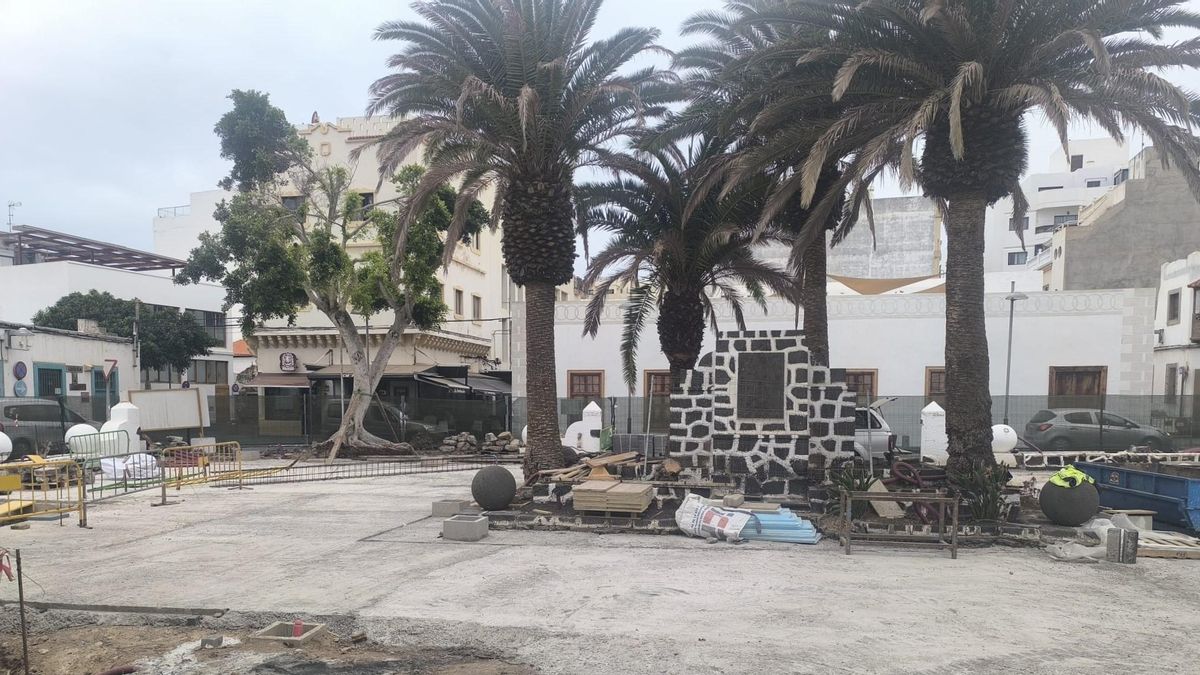 Obras de rehabilitación de la Plaza de Las Palmas, frente a la iglesia de San Ginés, en Arrecife