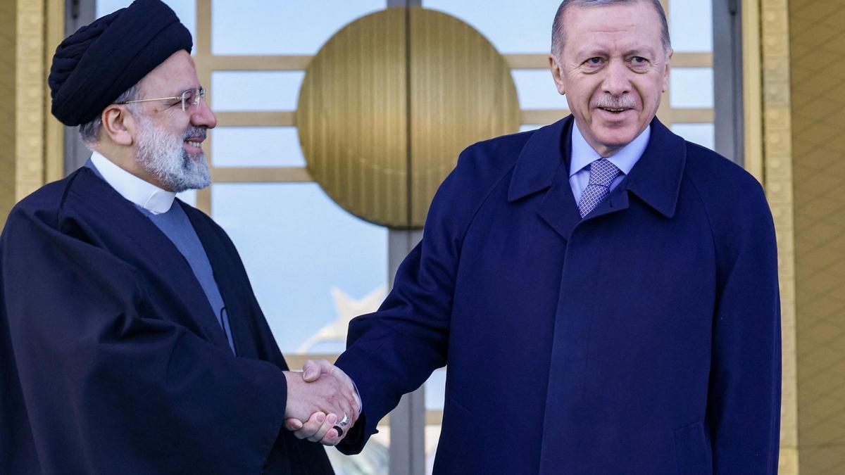 El presidente de Irán, Ebrahim Raisí, y el turco, Recep Tayyip Erdogan, este miércoles en Ankara.