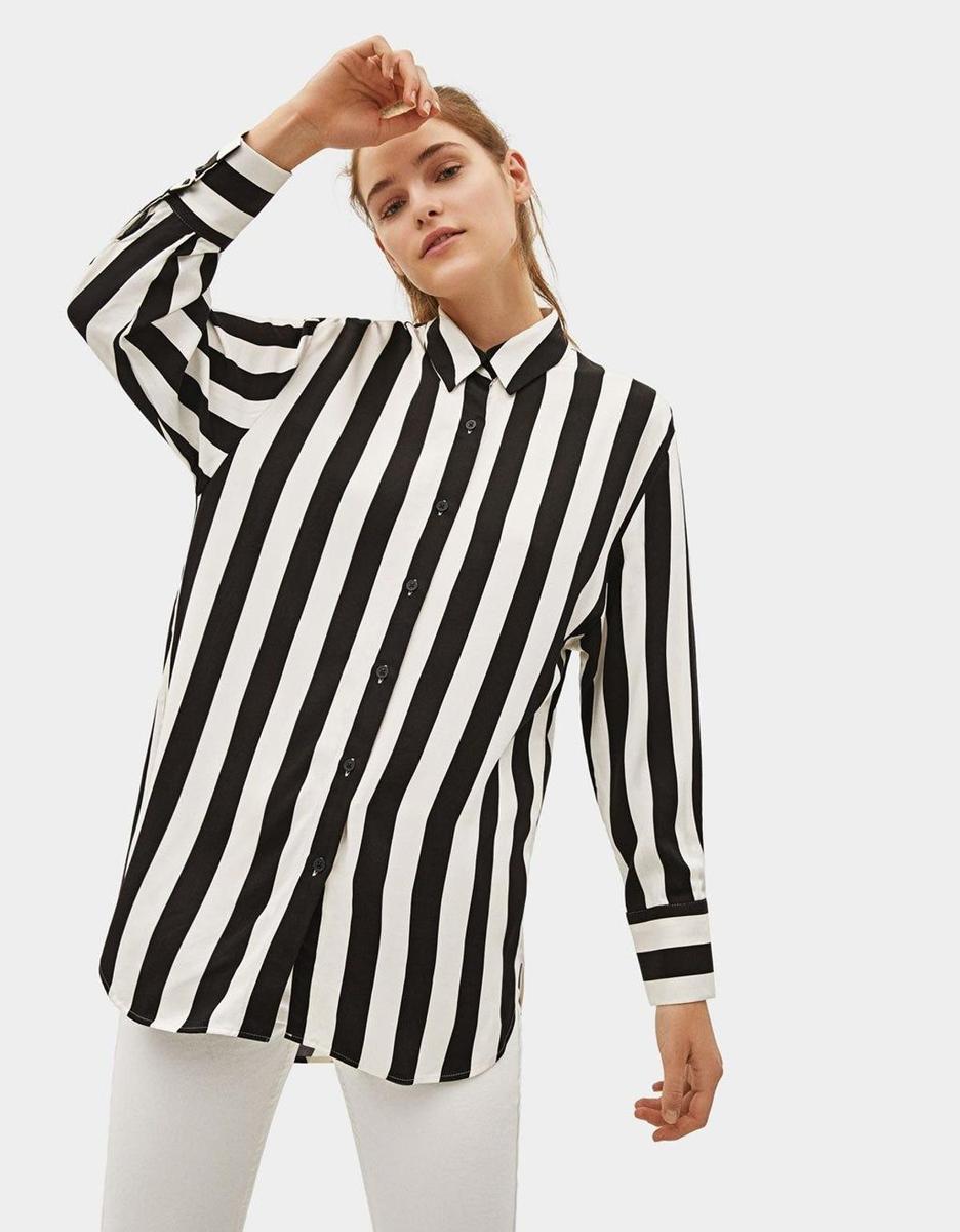 Camisa oversize de rayas de Bershka (Precio: 13,99 euros)