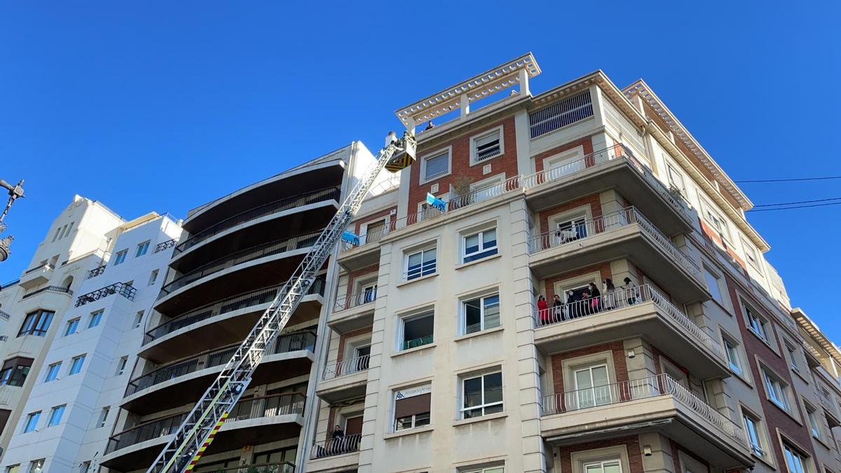 Los vecinos permanecen asomados a los balcones hasta que acaben los trabajos de los bomberos