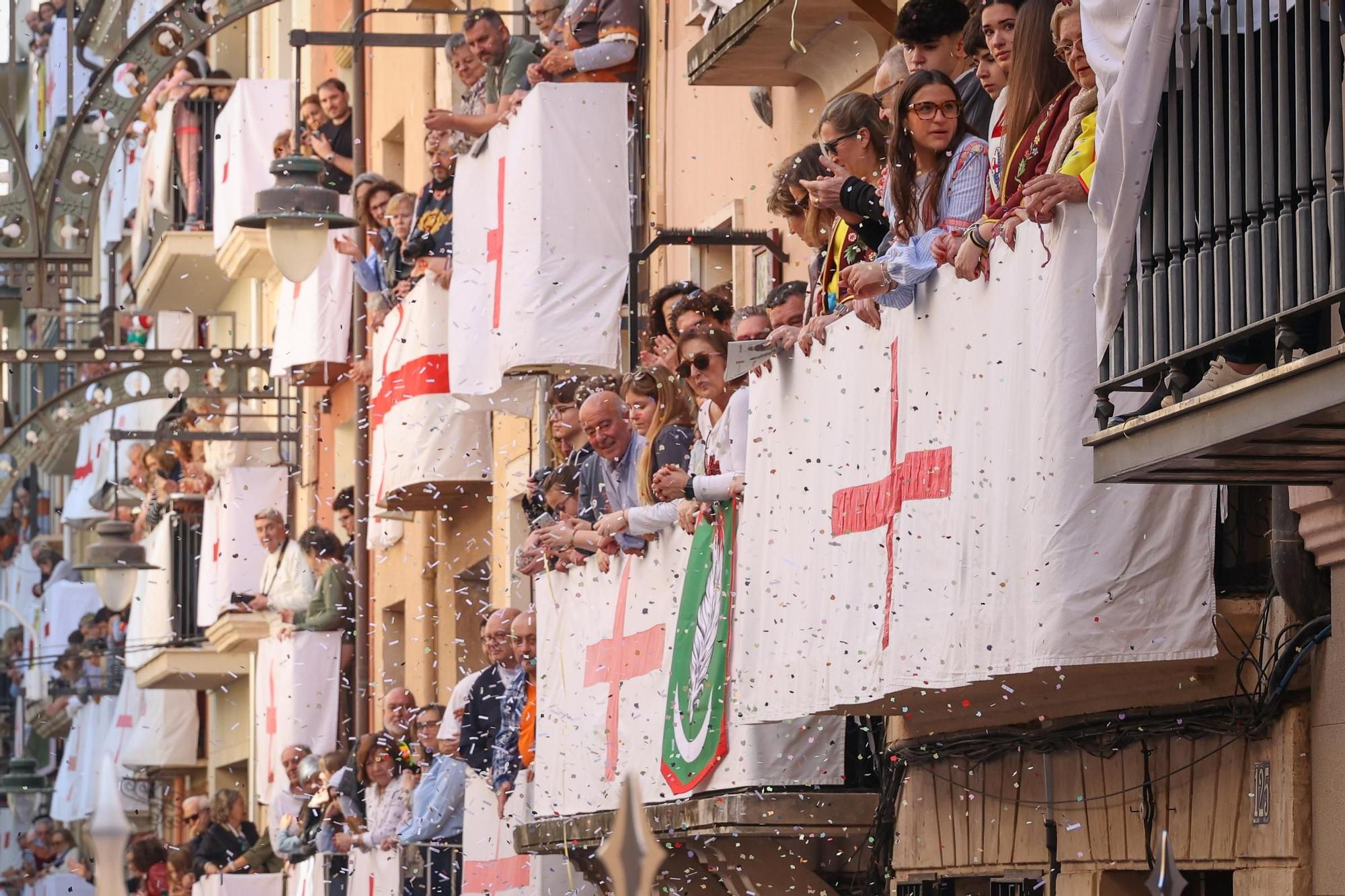 Alcoy se entrega al espectáculo de las tropas cristianas