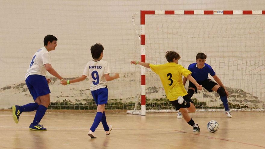 Un jugador remata a puerta durante un partido de ayer. | Alba Villar