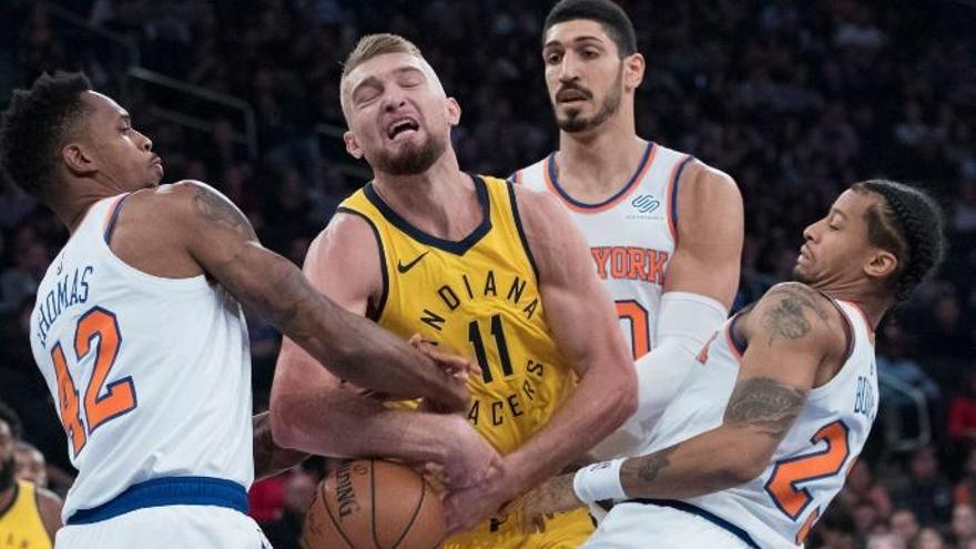 El jugador formado en la cantera de Los Guindos, Domantas Sabonis, rodeado de jugadores de los New York Knicks.