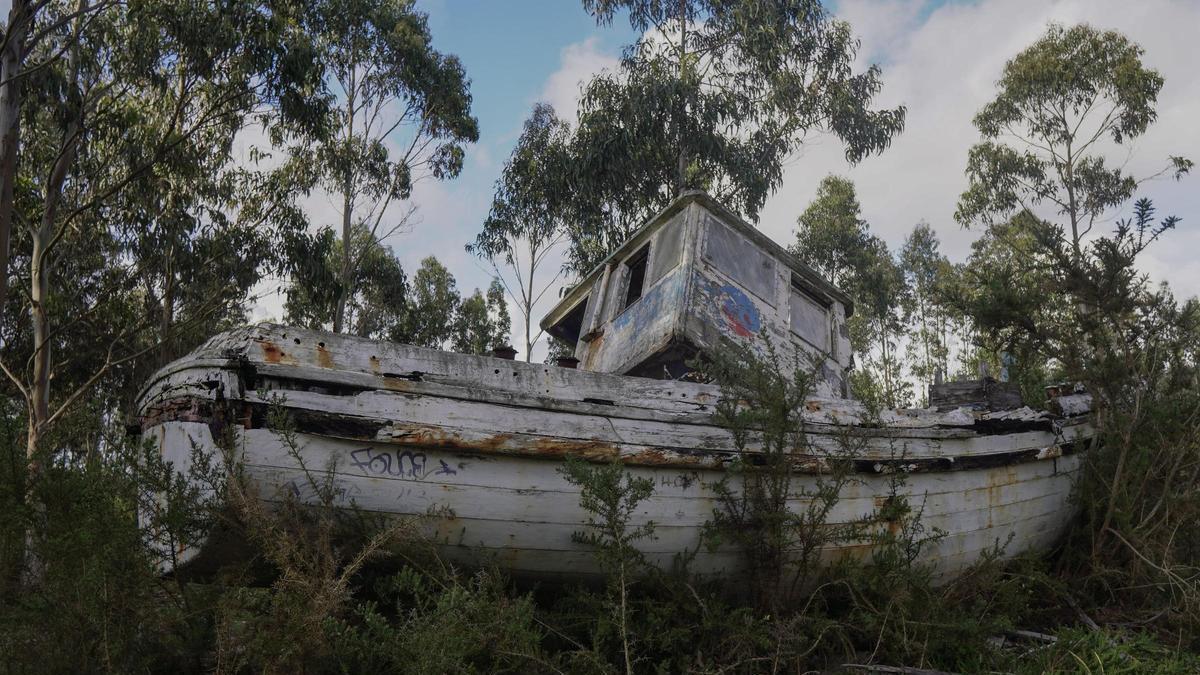 El barco encallado en un monte de A Zapateira, en A Coruña.
