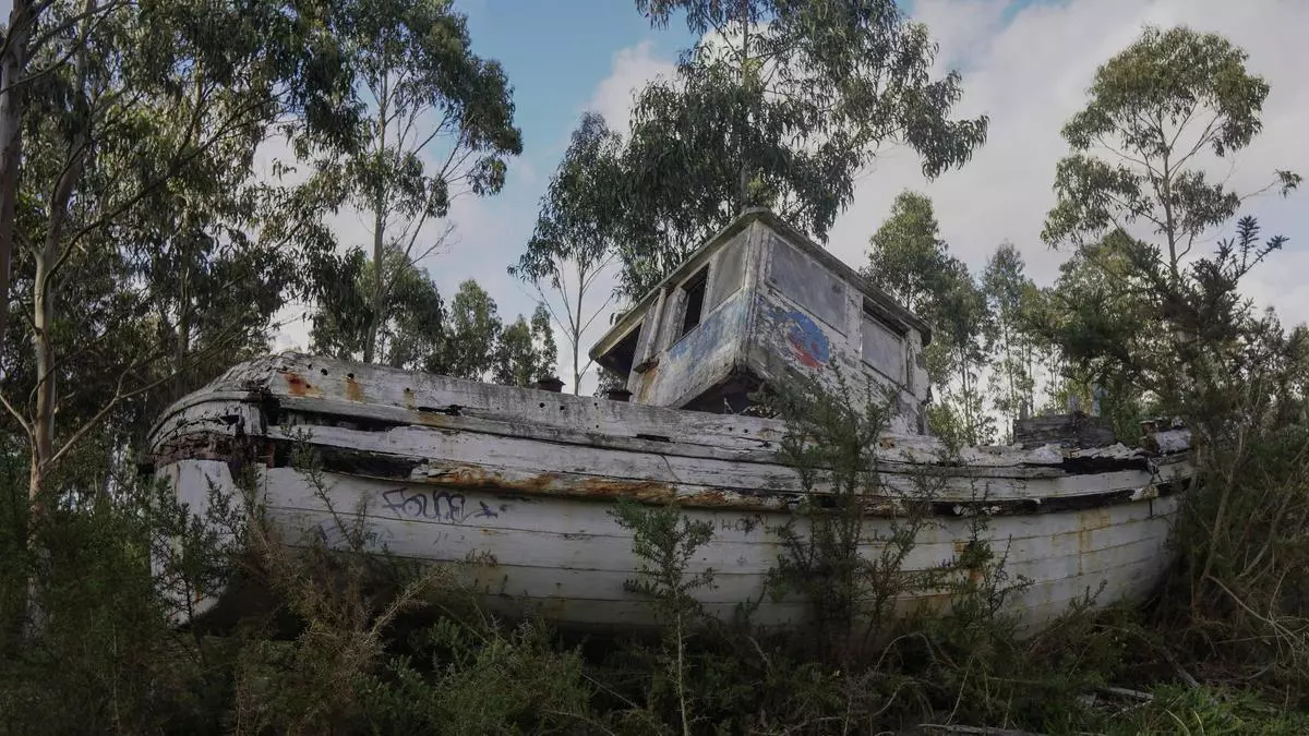 ¿Qué hace un barco abandonado en mitad de un monte de A Coruña?