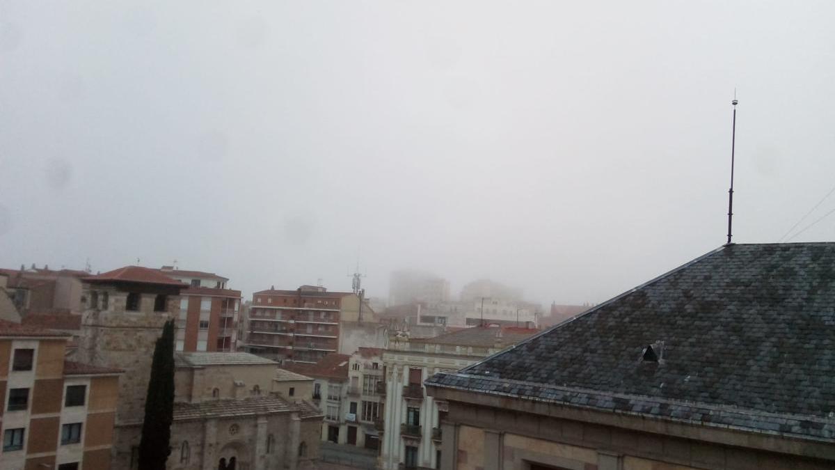 Niebla en el cielo de la capital, esta mañana de lunes.