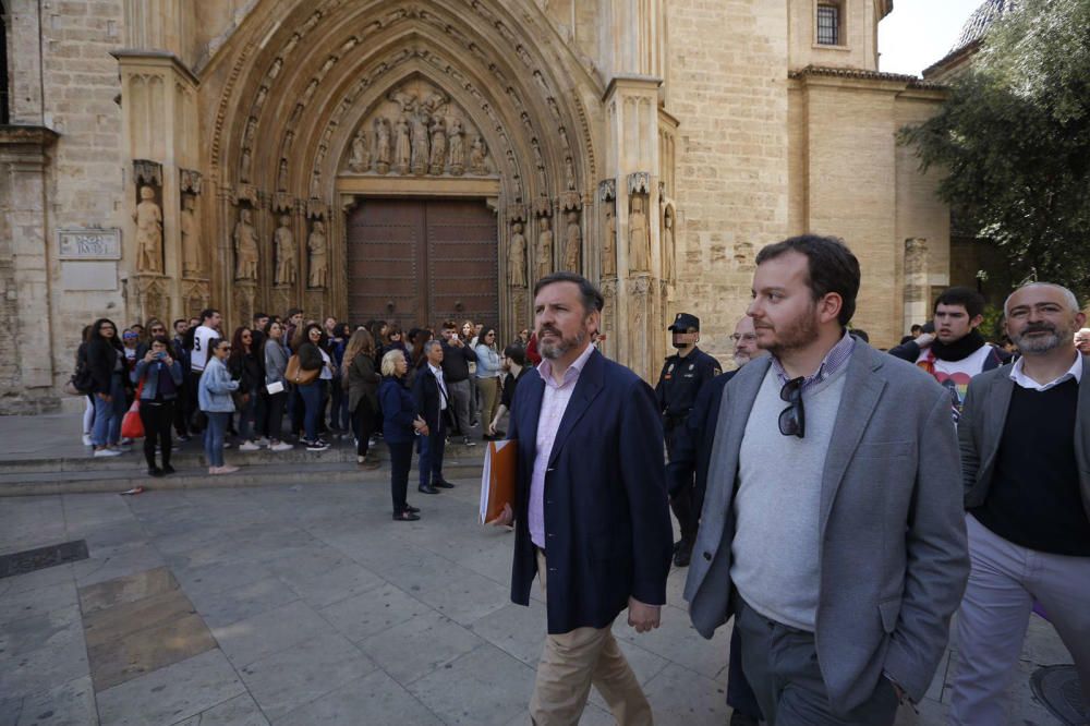 Los representantes de Hazte Oír, en València.