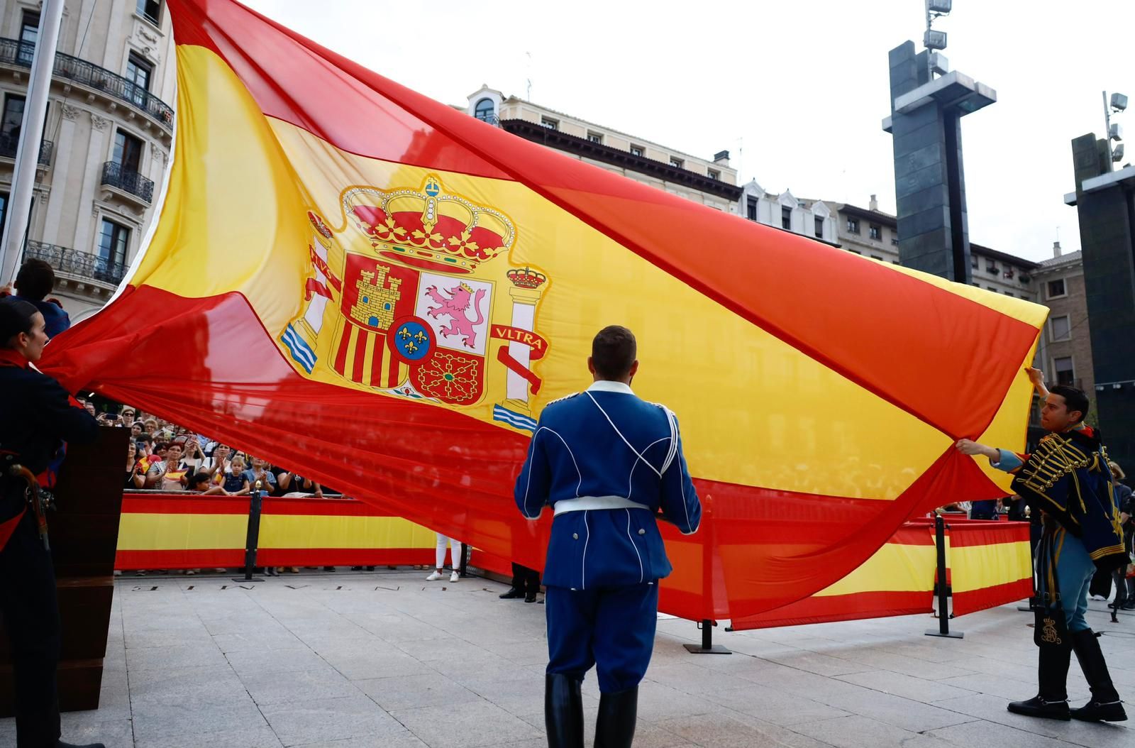En imágenes | Los militares desfilan por las calles del centro de Zaragoza